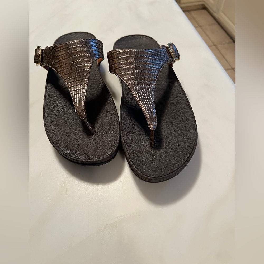 Fit flops in gold color